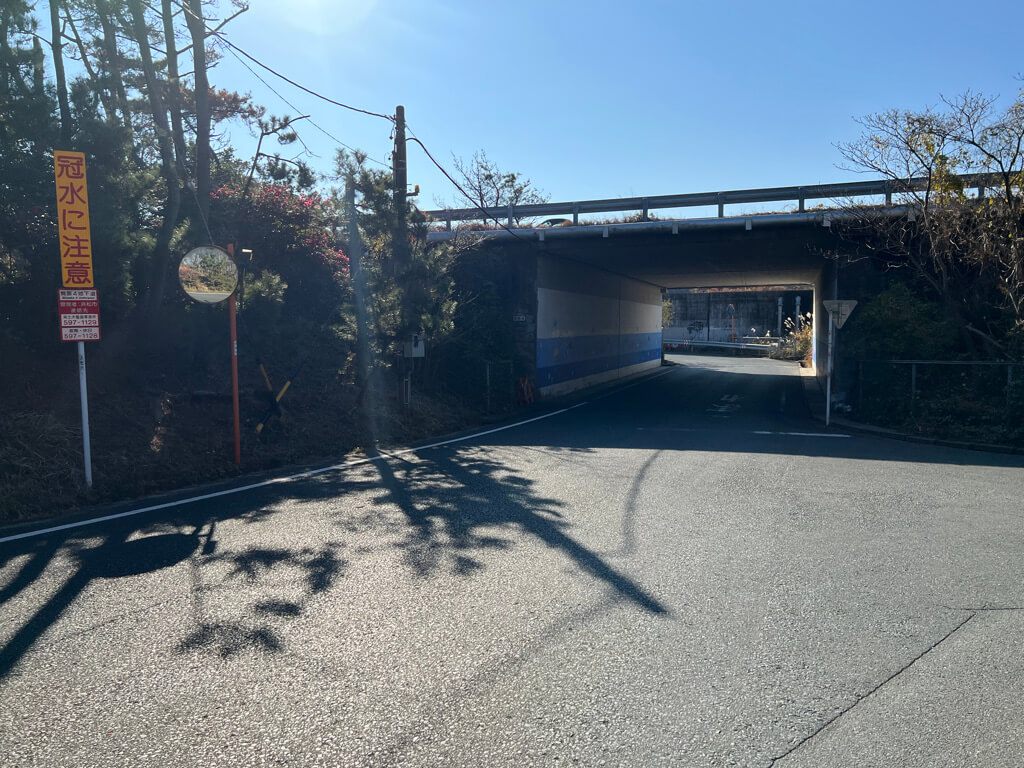 浜松バイパス下を通る舞浜サーフ駐車場へと繋がるトンネル