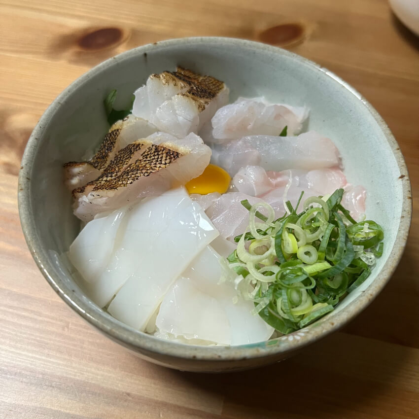 【釣果】三重県志摩沖でロックフィッシュゲーム（2025:07:19-20）釣れた魚で海鮮丼