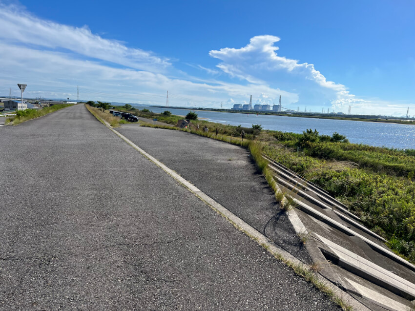 矢作川河川敷に降りるスロープ